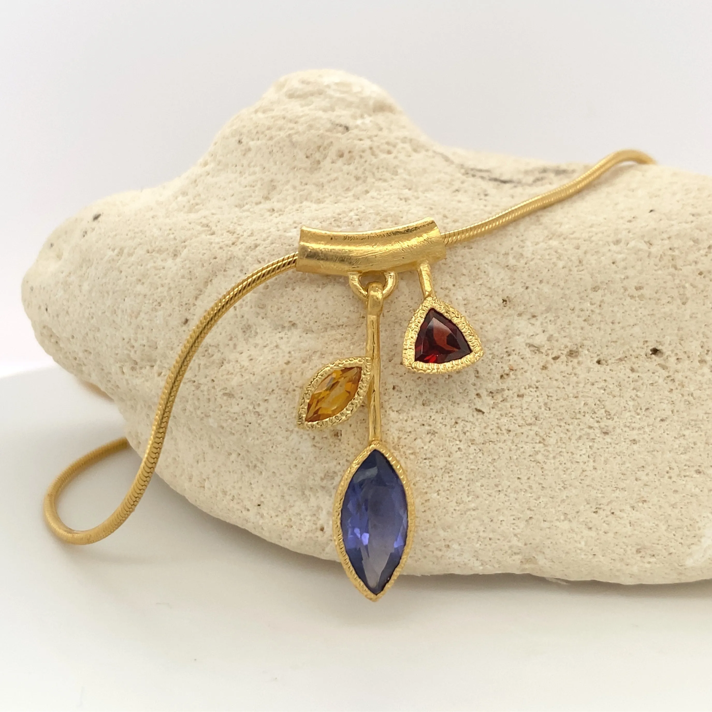 3 Stone Petal Pendant Iolite - Gold