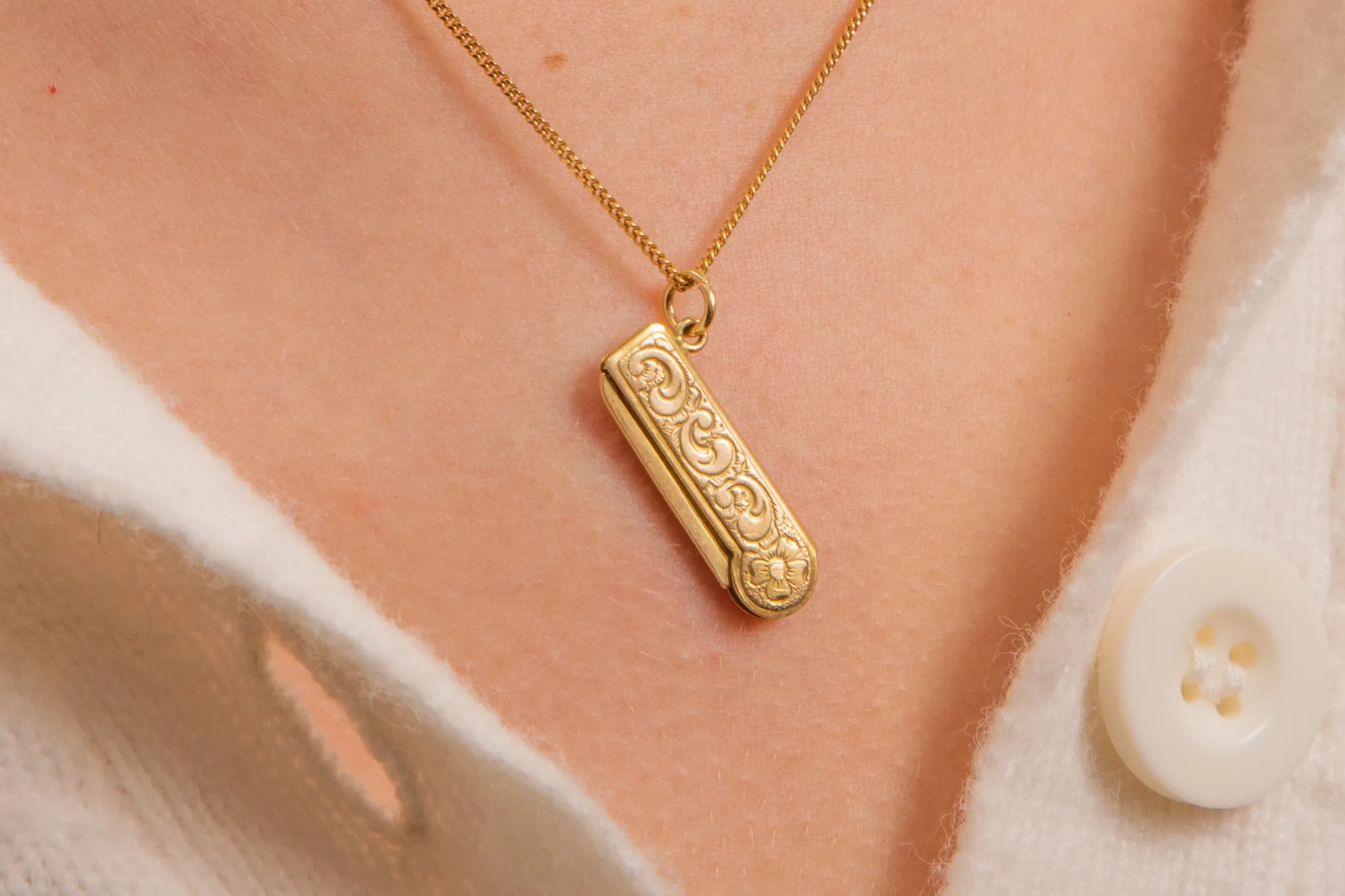 9ct Gold Articulated Engraved Hair Comb Charm