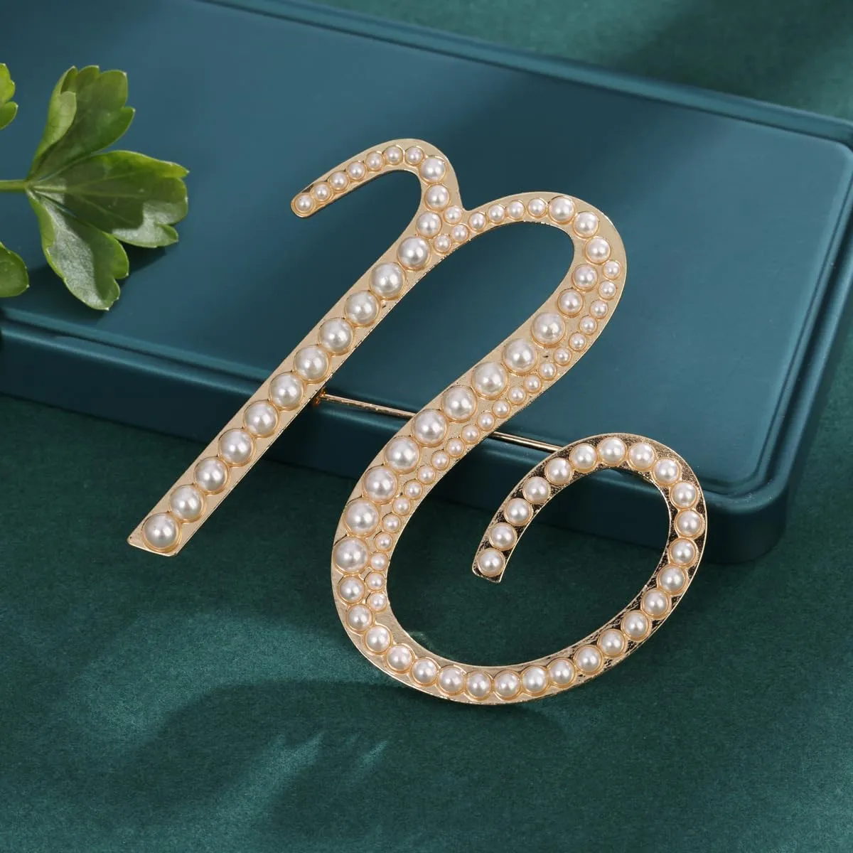 Fashion letter Brooch,A-Z 26 Letters Gold Simulated Pearl Initial Letter Alphabet Brooches Pin Women Gifts Jewelry