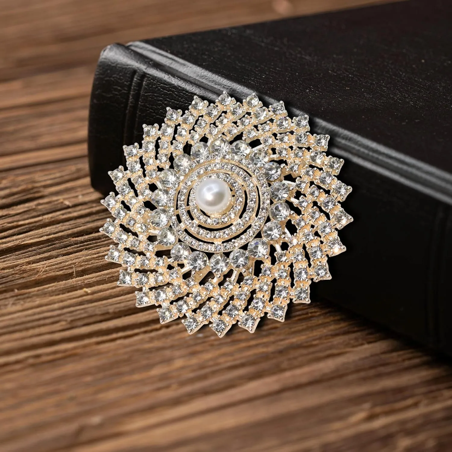 Gold Crystal Shell Flower Brooch Pins for Women Elegant Pearl Rhinestone Floral Brooches Pin Fashion Jewelry for Party Dance Wedding Banquet Brooch for Women Girl Gift