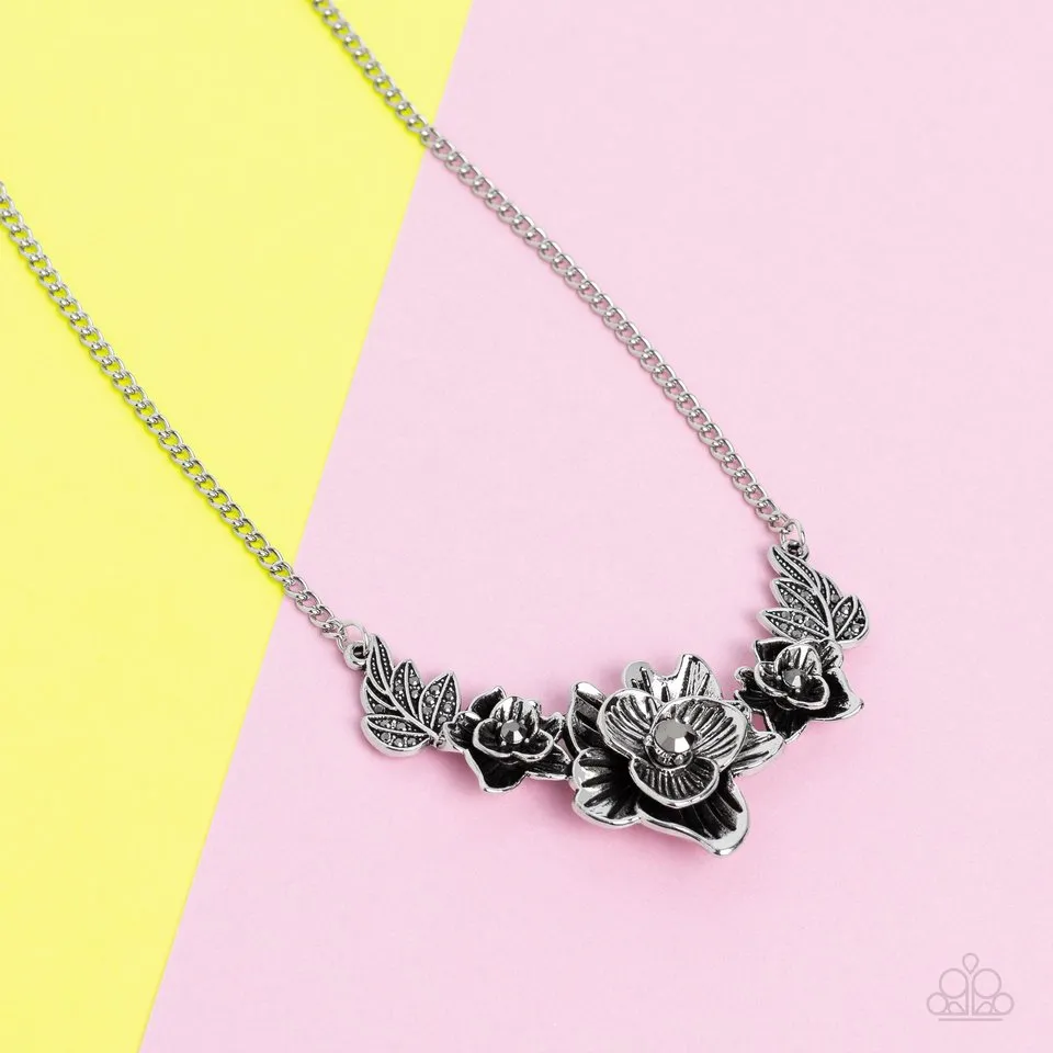 Paparazzi Necklace ~ Botanical Breeze - Silver